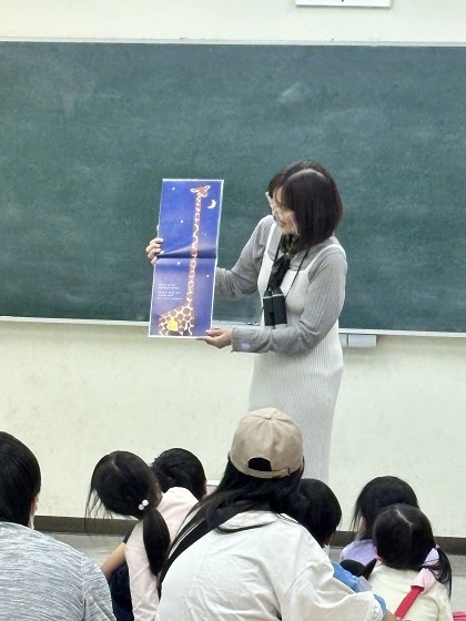 相模原市立図書館「キッズ☆フェスタ2026」でミュゼットが解説活動を行いました. 楽しく、面白いキリンのお話し
