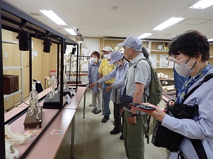 おやま歩こう会の皆様がいのちの博物館を来館