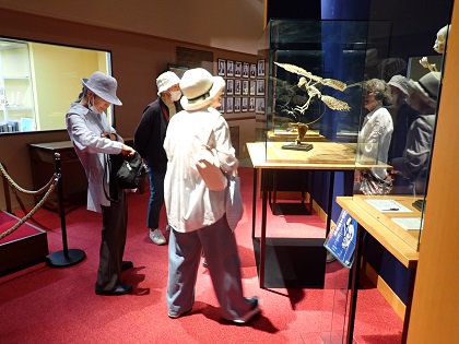 おやま歩こう会の皆様がいのちの博物館を来館