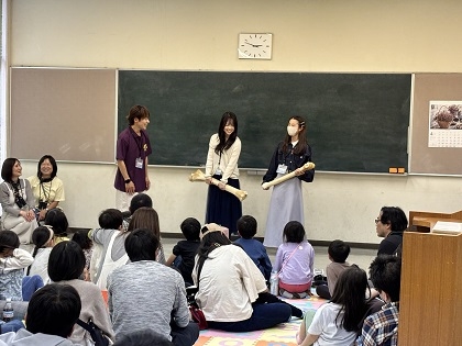 相模原市立図書館「キッズ☆フェスタ2026」でミュゼットが解説活動を行いました. 楽しく、面白いキリンのお話し