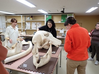 北イリノイ大学学生がいのちの博物館に来館