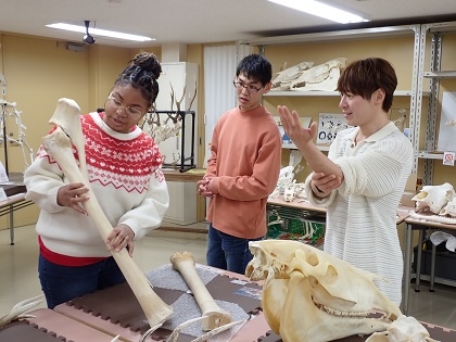 北イリノイ大学学生がいのちの博物館に来館