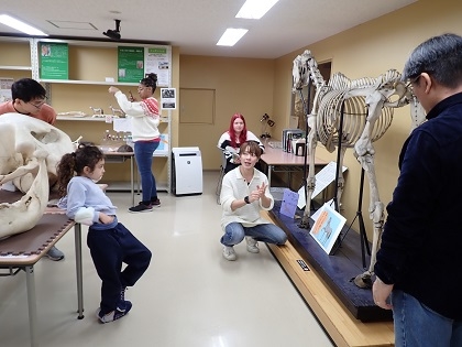 北イリノイ大学学生がいのちの博物館に来館