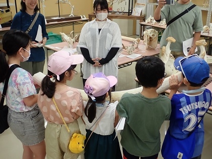 力を合わせてゾウの牙を持ってみよう