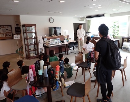SDGsスタディツアーで根小屋小学校の皆様がご見学されました、 講師は本学獣医学部獣医学科の大石先生