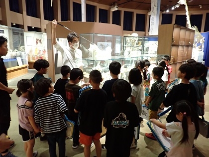 SDGsスタディツアーで根小屋小学校の皆様がご見学されました、 博物館のいざないのコーナー