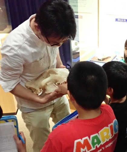 SDGsスタディツアーで根小屋小学校の皆様がご見学されました、 驚きの表情を見せる生徒さん