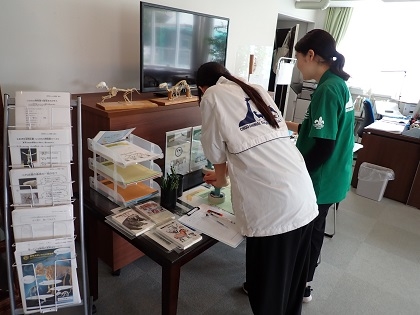 中央動物総合専門学校の皆さんが来館されました.メモをとったり、スタンプを押したり。