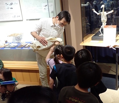 SDGsスタディツアーで根小屋小学校の皆様がご見学されました、 驚きの表情を見せる生徒さん
