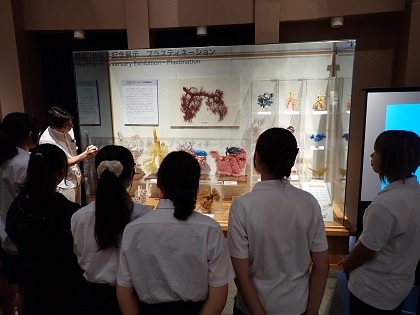 横須賀高校の皆様がご来館されました　展示室をご見学