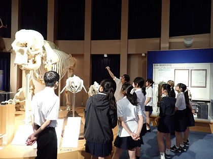 横須賀高校の皆様がご来館されました　展示室をご見学