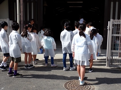 子どもたちだけが博物館隣の厩舎の中に入って、特別に本物のウマを見学