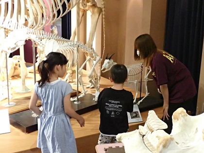学生たちが丁寧に質問に答えていました