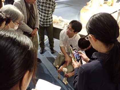 本物の骨格を用いて、専門的で詳しい解説