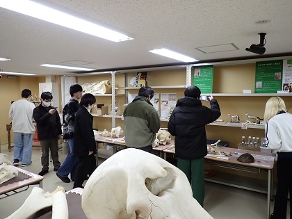 食品生命科学科がいのちの博物館で授業「生理学実習」